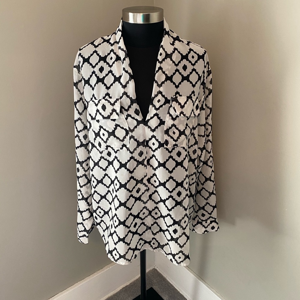 White & Black Pattern V-Neck Flowy Tunic Blouse w/Rolled Sleeves & Gold Buttons